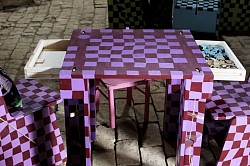 Schachtisch mit ausgezogenen Schubladen