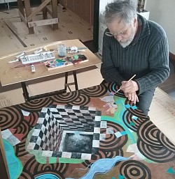 Artberg bemalt eine Tischplatte