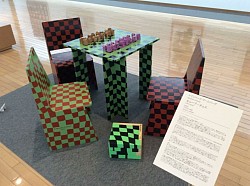 Schachtisch mit Schach ausgestellt im Shu Ogawara Museum of Art